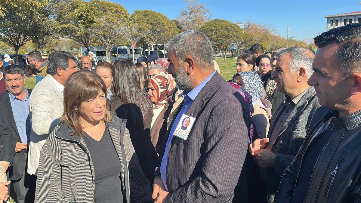 Eş sözcümüz Meral Danış Beştaş ve DEM Parti Eş Genel Başkanı Tülay Hatimoğulları, Rojin Kabaiş’in ailesiyle birlikte Van Yüzüncü Yıl Üniversitesi’nde gerçekleştirilen basın açıklamasına katıldı. 

Rojin için etkin bir soruşturma yürütülmesi, soruşturma sürecindeki eksiklik ve