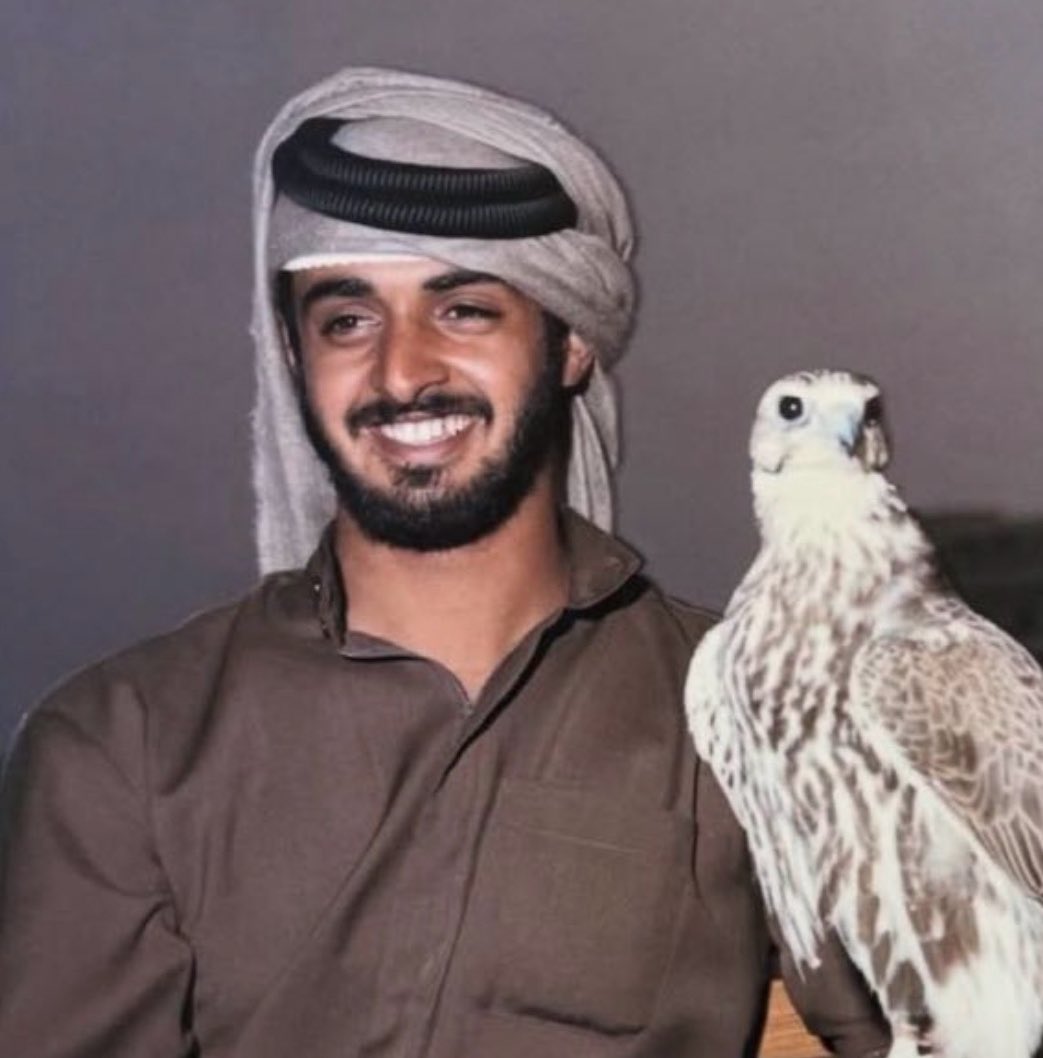 ابشر يا بو خالد وبشر دارك
أبشر بـ ساعد ومحزم مليان
دونك قبايل يرجعون العايل
من غربي الظفرة الى الخرّان
عقّب من يدنّق نهار الفزعه 
لا صيّح الصايح على البيبان
لا نستميل ولا تلين الهمّة
الا اذا ميّل حفيت و لان
ما دمت حرّ وتعشق الحرية
الحرّ في الوقت العصيب يبان