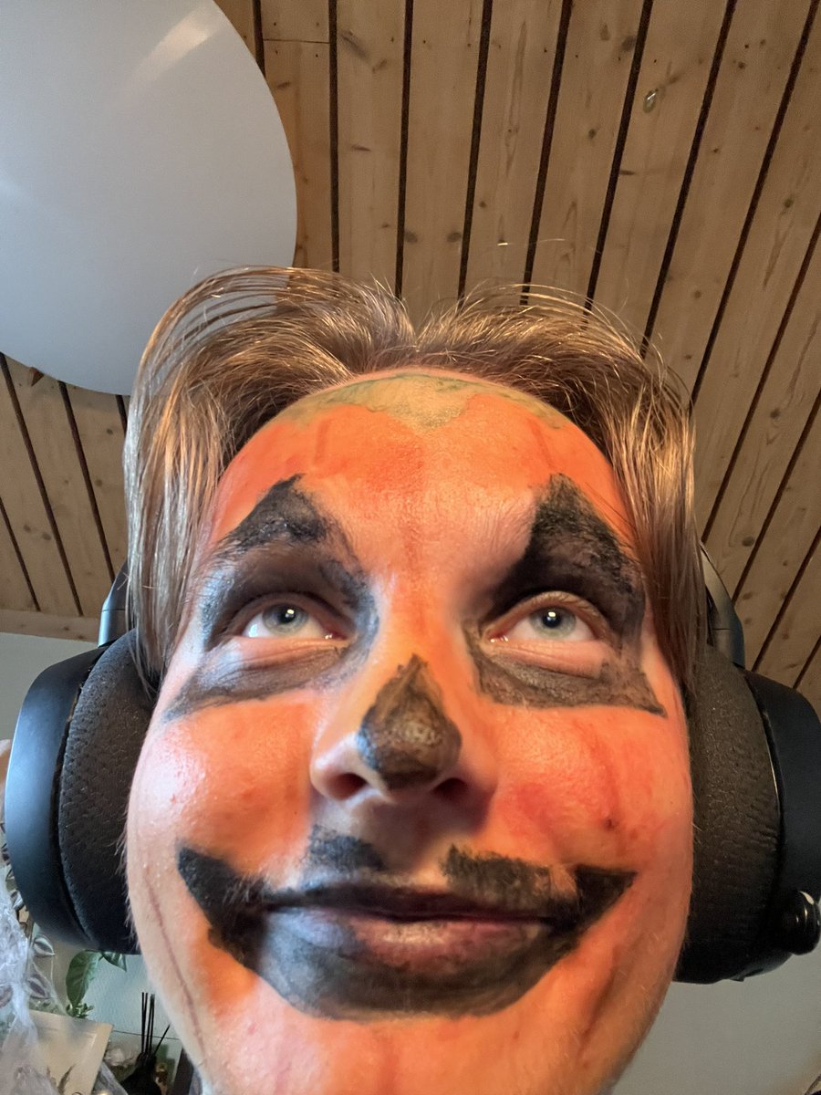 My mods told me to dress up for Halloween… Uhm live on TWITCH now!!