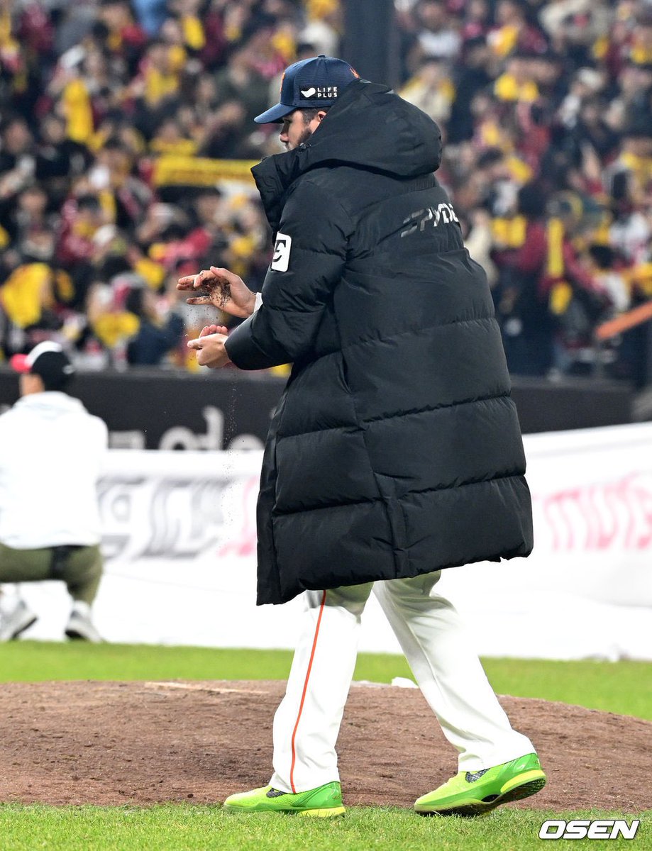 [사진]대전 마운드 흙 가져가는 폰세 (출처 : 네이버 스포츠) naver.me/xumBH86u