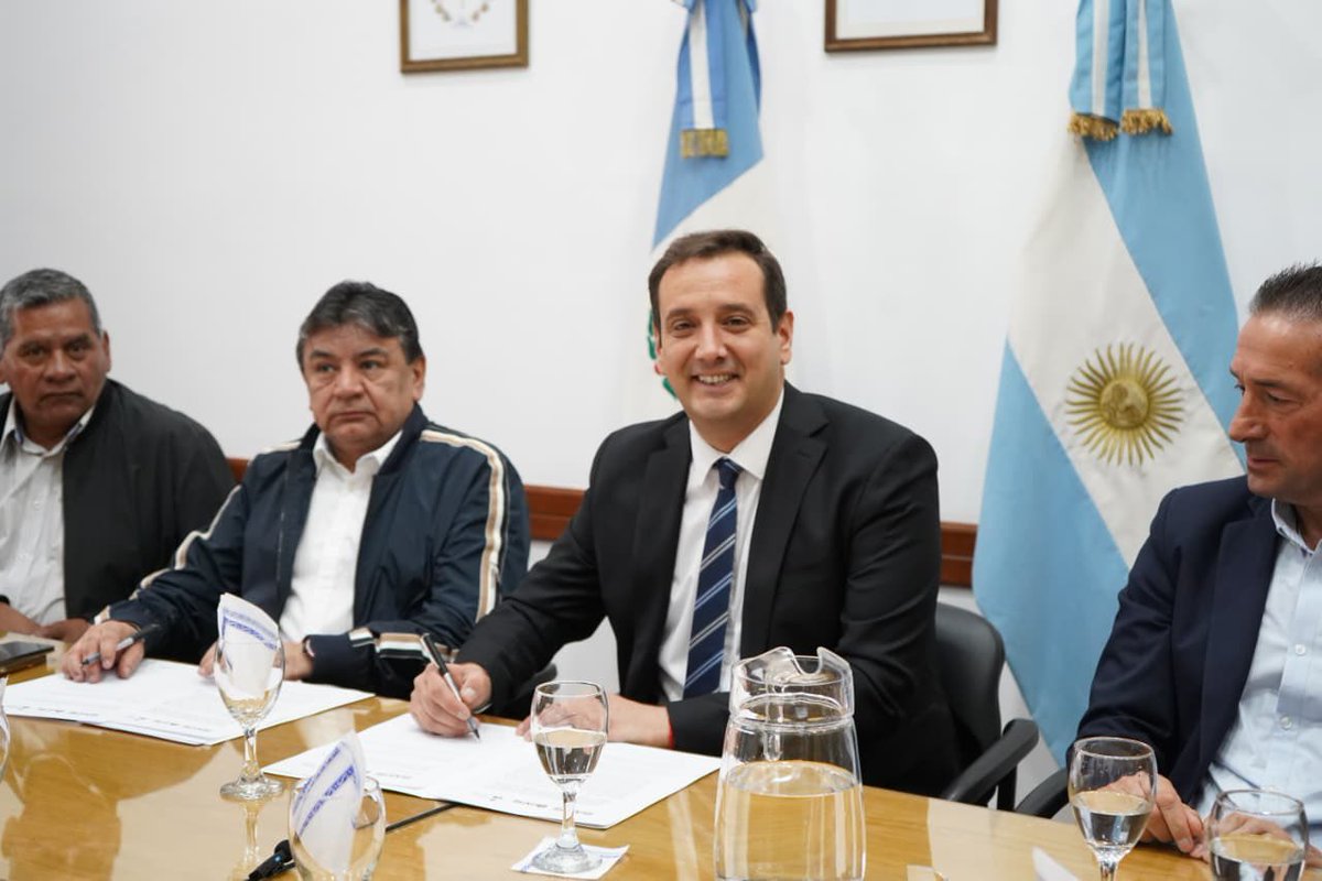 lucascastelli16's tweet photo. FORTALECEMOS EL TRABAJO RURAL

Hoy firmamos un convenio marco con RENATRE y @uatreoficial para seguir acompañando a las y los trabajadores rurales neuquinos.

Este acuerdo nos permitirá impulsar capacitaciones, proyectos y acciones conjuntas que promuevan el trabajo decente en todo el territorio.

Nos acompañaron los ministros Jorge Tobares y Guillermo Koenig, con quienes compartimos la convicción de que el desarrollo rural debe ir de la mano de la protección y la registración laboral.