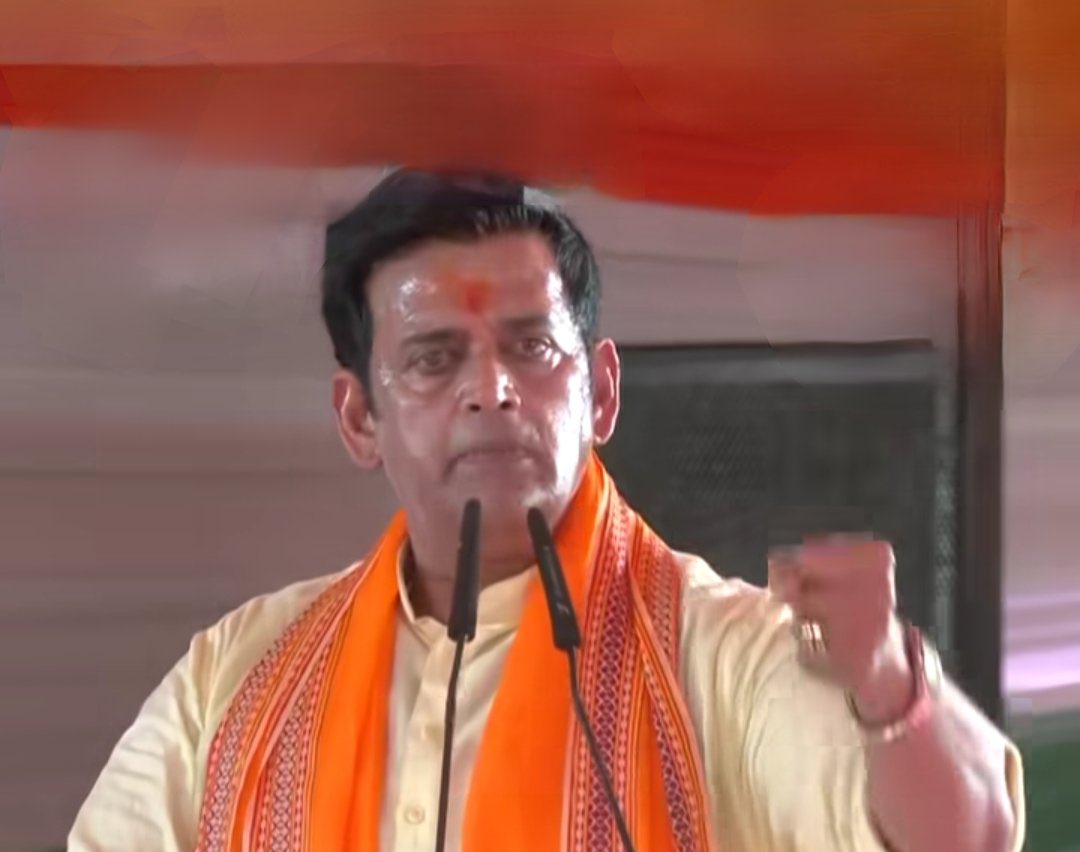 Aarya Yadav (@aaryayadav80) on Twitter photo ‘यादवों’ ने रवि किशन को दी जान से मारने की धमकी।
मैं यादव समाज से बस यही कहूँगी जान से मत मारिए। ब्राह्मण समाज के तरफ़ से मैं विनती करती हूँ। आप बीजेपी कि तरह किसी के खून के प्यासे मत बनिए।
समोसा बाबू बड़बोले नेता है, बीजेपी के सबसे बड़े मोहरे है। इनको खेसारी लाल और अखिलेश यादव ‘यादवों’ ने रवि किशन को दी जान से मारने की धमकी।
मैं यादव समाज से बस यही कहूँगी जान से मत मारिए। ब्राह्मण समाज के तरफ़ से मैं विनती करती हूँ। आप बीजेपी कि तरह किसी के खून के प्यासे मत बनिए।
समोसा बाबू बड़बोले नेता है, बीजेपी के सबसे बड़े मोहरे है। इनको खेसारी लाल और अखिलेश यादव