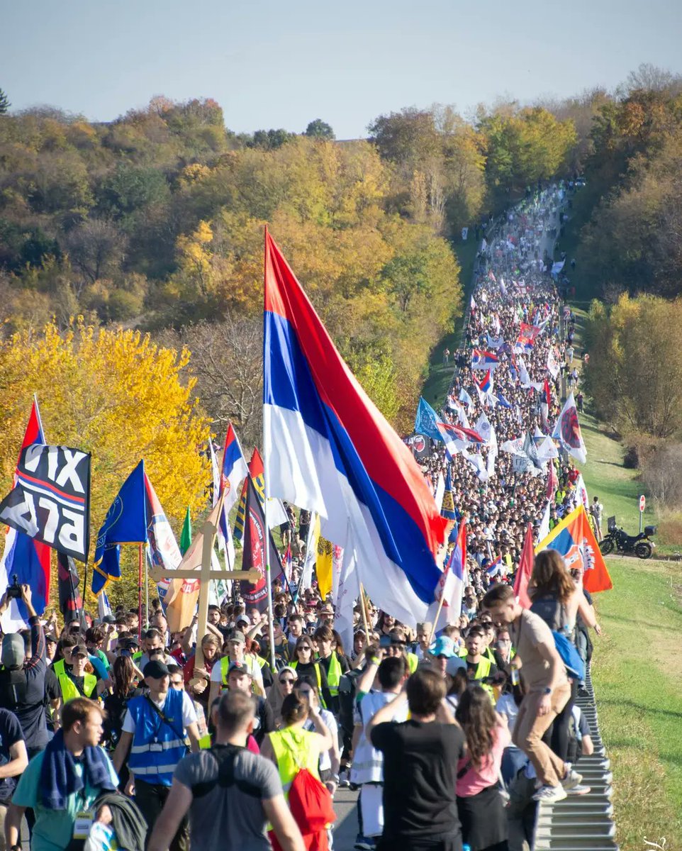 Slika kolone koja ide ka Novom Sadu.

Slika od koje zastaje dah.

Slika koja daje nadu.

Slika je njihov strah.