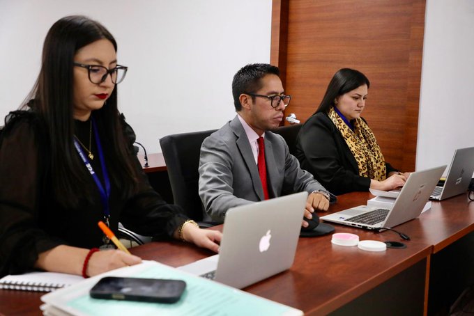 radio_sucre700's tweet image. Caso #ComandosDeLaFrontera: en el Complejo Judicial Norte de #Quito, se instala la audiencia de vinculación contra 4 personas –incluido Roberto A., alias &quot;Gerente&quot;– por presunto #LavadoDeActivos. En esta causa ya están procesadas 15 personas naturales y 5 jurídicas.