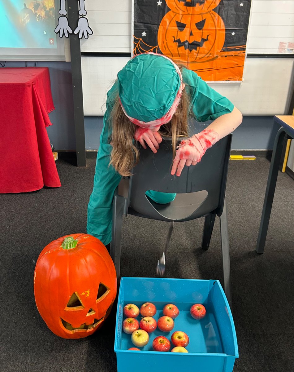 Sandwood120's tweet photo. Happy Halloween! ππ»
Primary 6 have enjoyed listening to Halloween music, dancing, playing βpass the pumpkinβ and βdookingβ for apples. ππ»π#Fun31 https://t.co/8Idg4cqTaY