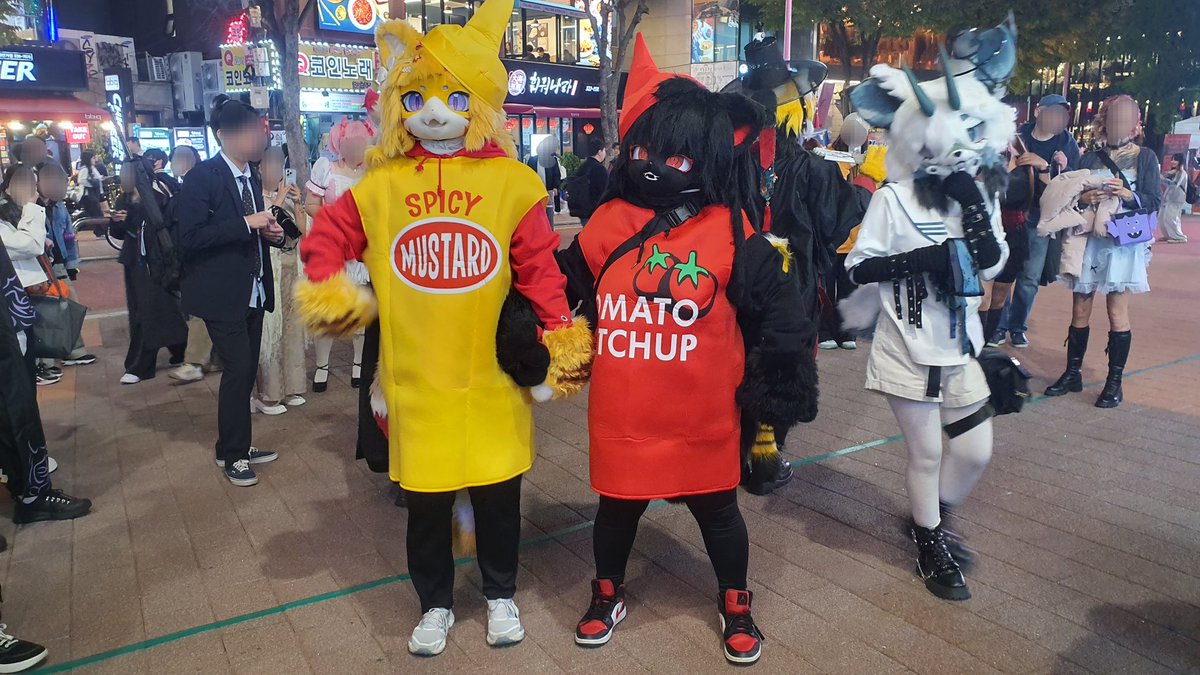 나는 머스타드! 나는 케찹!
우리가 없으면! 핫도그도 없지!
코스트코에서는! 우리가 무제한!(양파빼고)
-2025.10.31, 홍대 할로윈축제인가요? 홍대 일러페스입니다

머스타드 - <a href="/jee036/">🌼사람맛◆MATNYA🌼-Howlsoup26 참가!</a> 
케찹 - <a href="/4225_fr/">차이니아</a> 
#Halloween2025