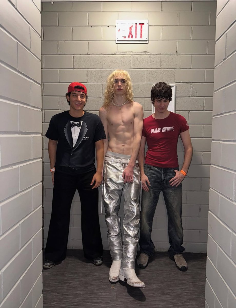2blingy's tweet photo. just hanging out w everyone https://t.co/YL9PIkKfPr