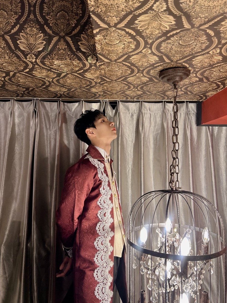 hes looking wayy too good