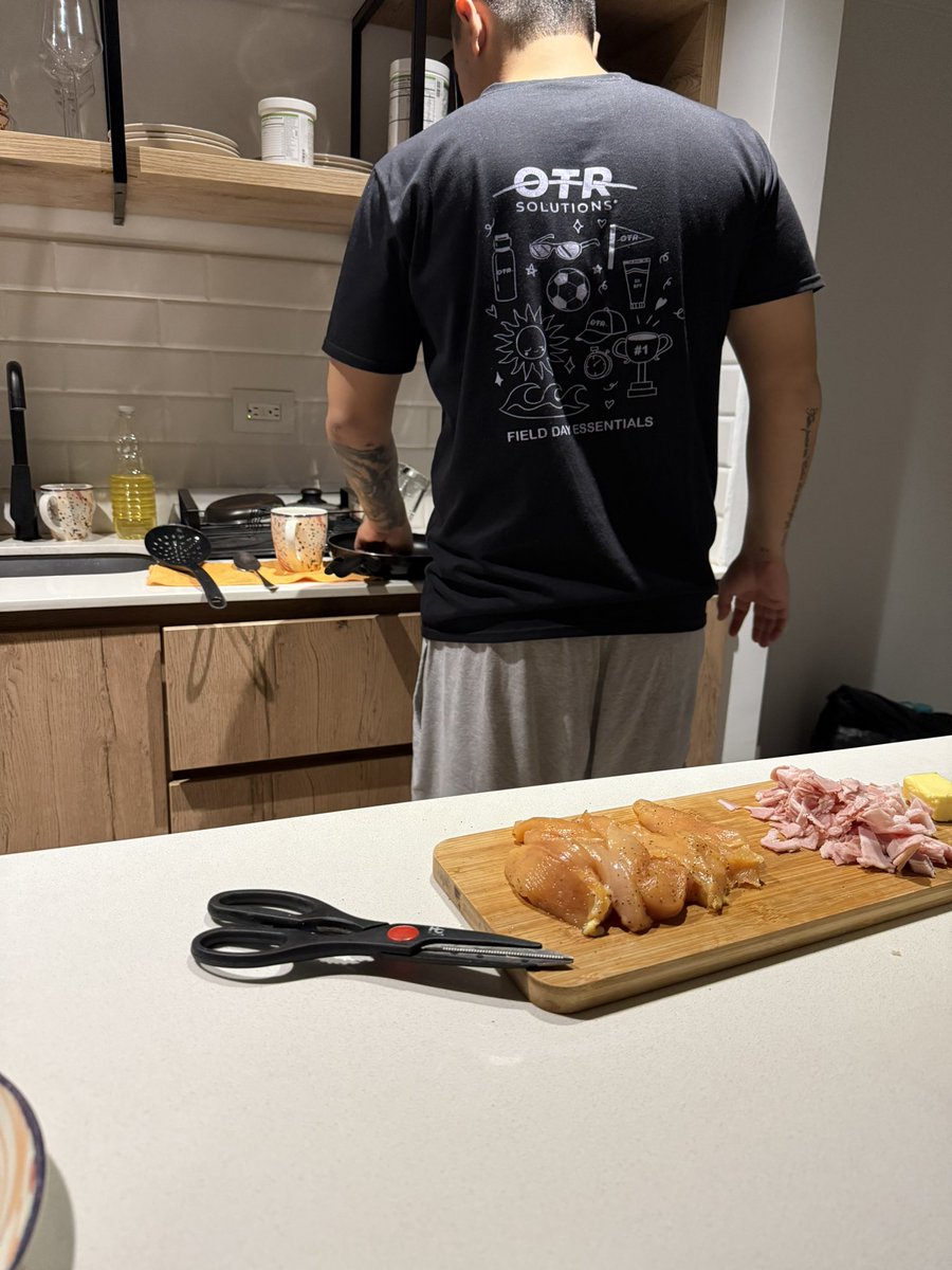 Libra_zashhh's tweet photo. Let me tell you que no le tenía fe a Nico cocinando pero todo le quedó delicioso. Eso si, ambos ya estamos aburridos de tanto cocinar y lavadera de plato JAJAJA se me había olvidado lo que es vivir sola https://t.co/vhAcdYQMgR