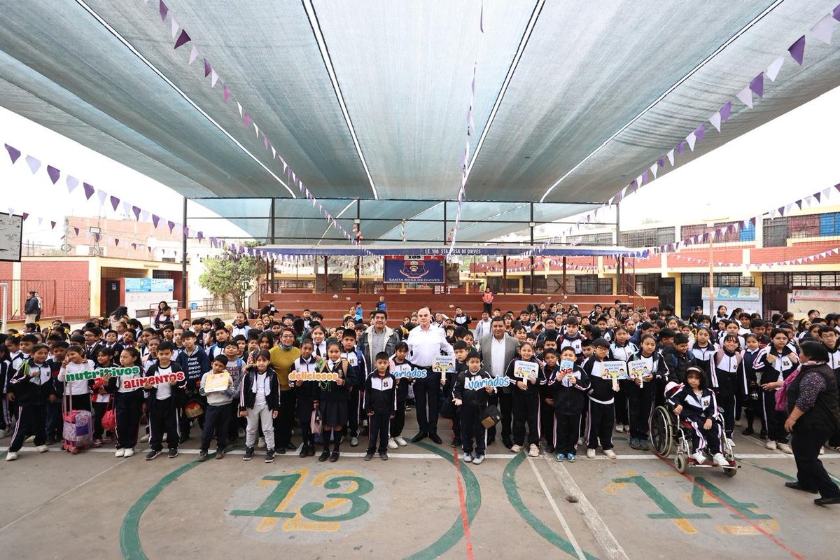 pcmperu's tweet photo. Además, degustó un desayuno nutritivo junto a los niños y niñas del colegio, que forma parte del programa que fortalece la alimentación de más de 4.2 millones de estudiantes en todo el país. Lo acompañaron el viceministro del @Midisperu, Julio Mendigure, y el subdirector de la escuela. #EmergenciaEnAcción