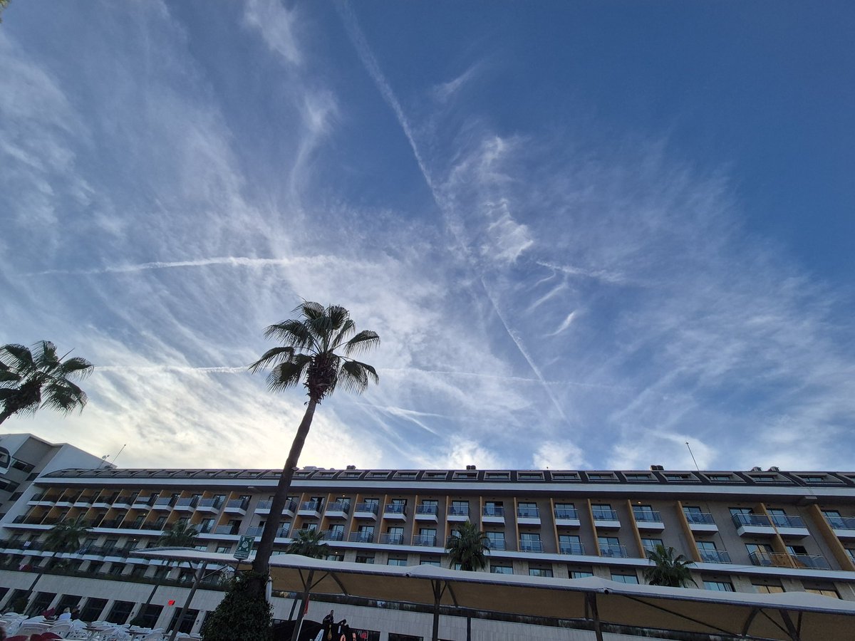 Freedom49503795's tweet image. Cant go anywhere without them creating a white haze thankfully its the first day I&apos;ve seen it in 5 days sunblock applied for us in Turkey today !!! 🤬 #GeoEngineering