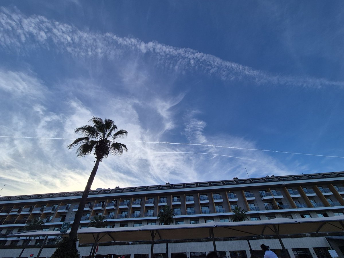 Freedom49503795's tweet image. Cant go anywhere without them creating a white haze thankfully its the first day I&apos;ve seen it in 5 days sunblock applied for us in Turkey today !!! 🤬 #GeoEngineering
