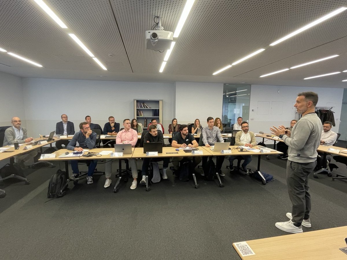 ¡No se trata solo de ser bueno en lo que haces, sino de que el mundo lo sepa! Una idea que cobra todo su sentido en la sesión del #MBAExecutive, con la colaboración de <a href="/SomosGlobalcaja/">Globalcaja</a>, junto al experto <a href="/RubenMontesinos/">Rubén Montesinos</a> 

#ENFEDAFormación #HazQueSuceda