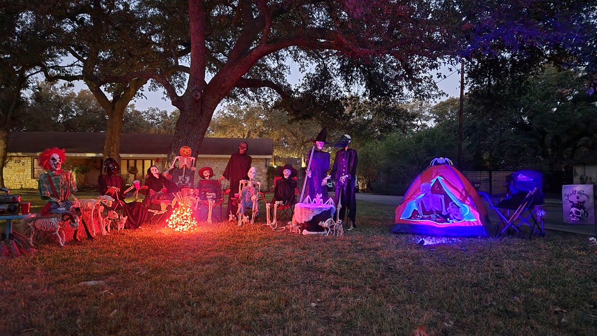 juelkitty's tweet photo. Day 31: Monster Mash '25
#31DaysOfHalloween #SkeletonCrew #SKELEWEEN2025 #Skeleton #atx #Halloween2025 #bonesfamily #Halloween #monstermash #finalday https://t.co/vqMrXl2GNa