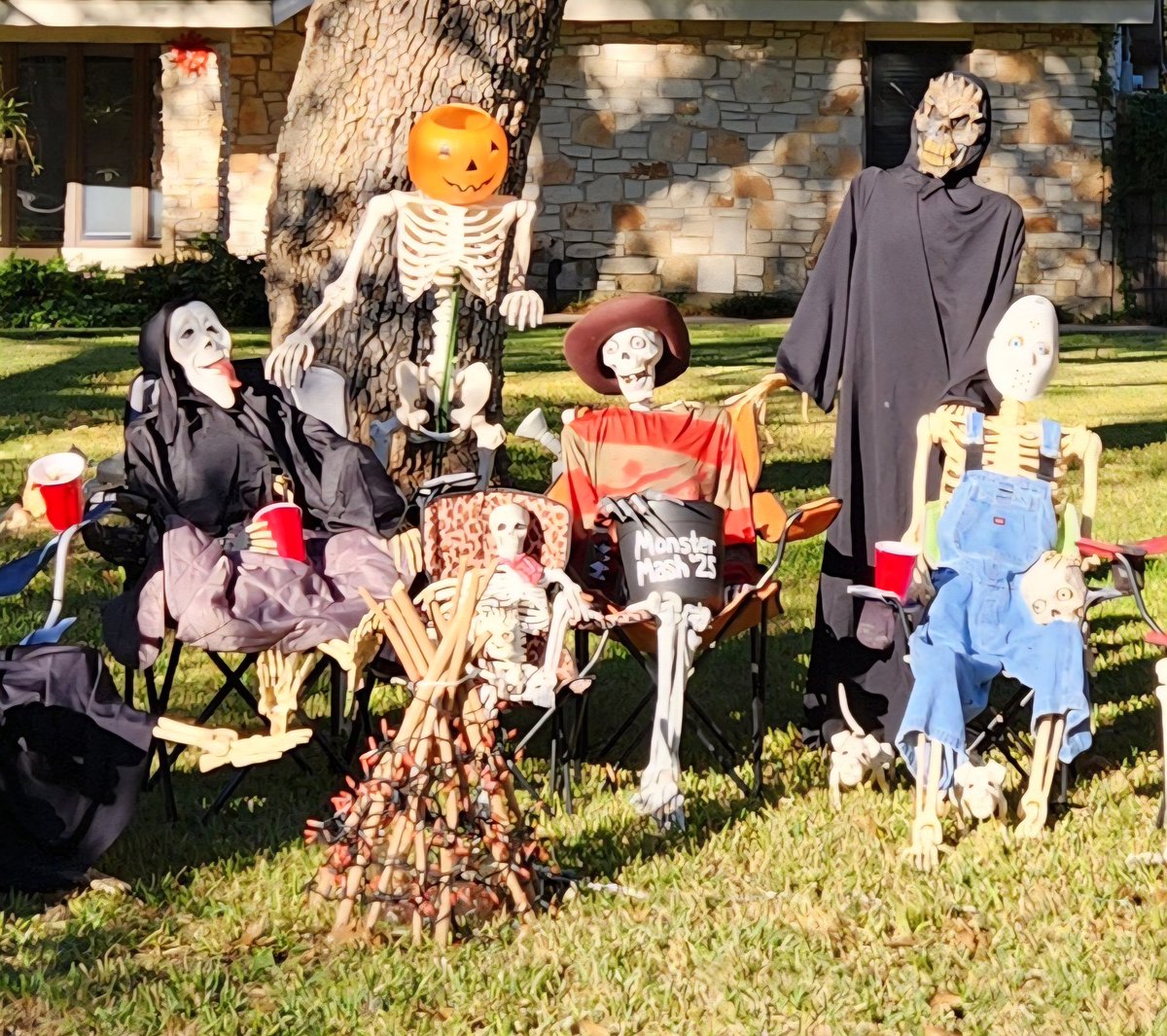 juelkitty's tweet photo. Day 31: Monster Mash '25
#31DaysOfHalloween #SkeletonCrew #SKELEWEEN2025 #Skeleton #atx #Halloween2025 #bonesfamily #Halloween #monstermash #finalday https://t.co/vqMrXl2GNa
