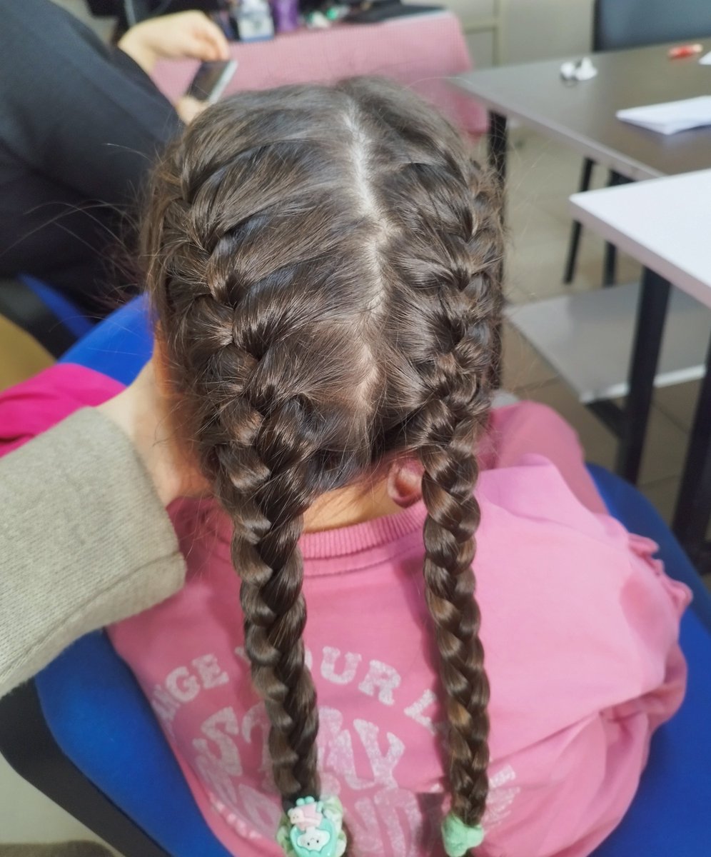 ortamda uzun saçlı bir kız çocuğu varsa. ve saçları örgülü değilse. ve benim de ellerim kelepçeli değilse. ben o saçları örerim