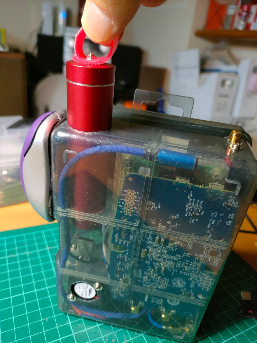 MASAFUKUI2's tweet image. #PlutoSDR #Transceiver の3号機の主な仕様
送信:1.2Gバンドオールモード +DATV(DVB-S)送信出力:0.5W
受信:70MHz～6GHz全帯域
21700リチウム電池で1時間運用可能、交換式
筐体は部品ケースB6サイズ
4.3inchディスプレイ
5.6GHz送信はアンプ入替式
#Hamradio #DIY #1200MHz #DVB #portsdown4 #Langstone