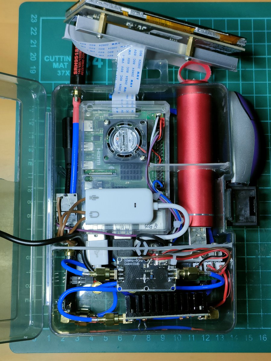 MASAFUKUI2's tweet image. #PlutoSDR #Transceiver の3号機の主な仕様
送信:1.2Gバンドオールモード +DATV(DVB-S)送信出力:0.5W
受信:70MHz～6GHz全帯域
21700リチウム電池で1時間運用可能、交換式
筐体は部品ケースB6サイズ
4.3inchディスプレイ
5.6GHz送信はアンプ入替式
#Hamradio #DIY #1200MHz #DVB #portsdown4 #Langstone