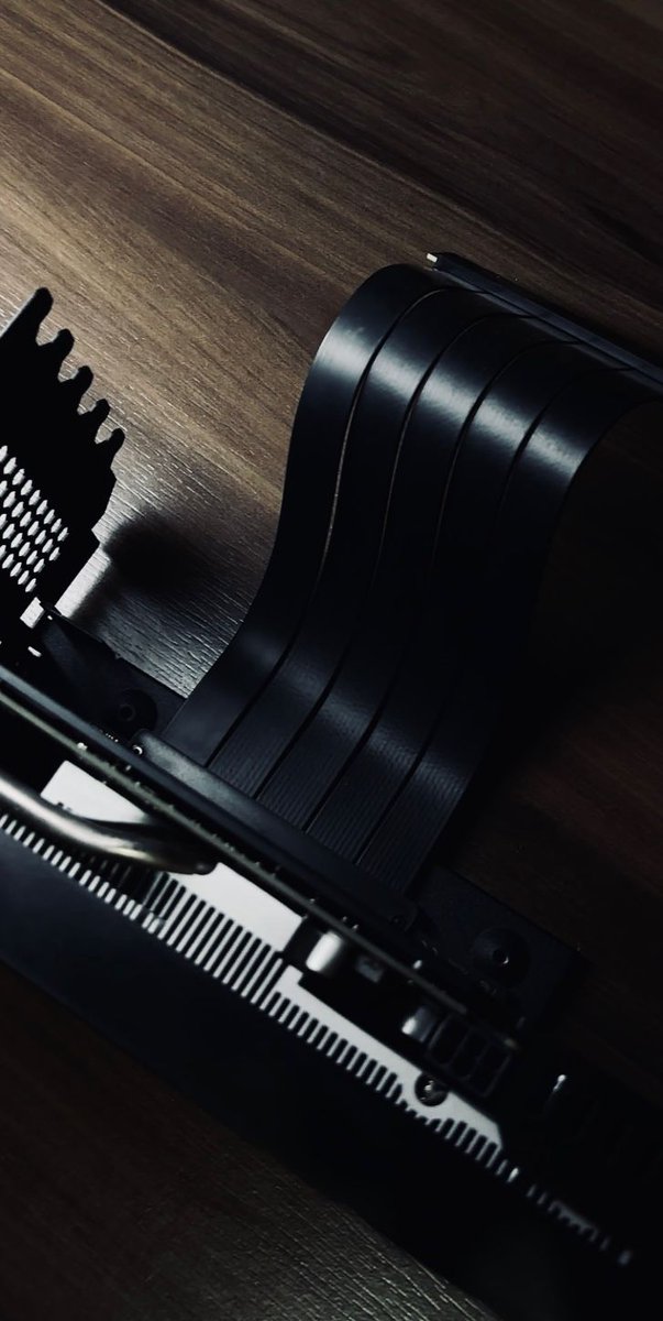 MentoTec's tweet image. Testei o adaptador vertical de GPU do AliExpress em um setup gamer completo.

Será que dá realmente algum problema na performance ou algo do tipo? 

bora conferir o video lá na rede vizinha → link no post

#PCGamer #BuildClean