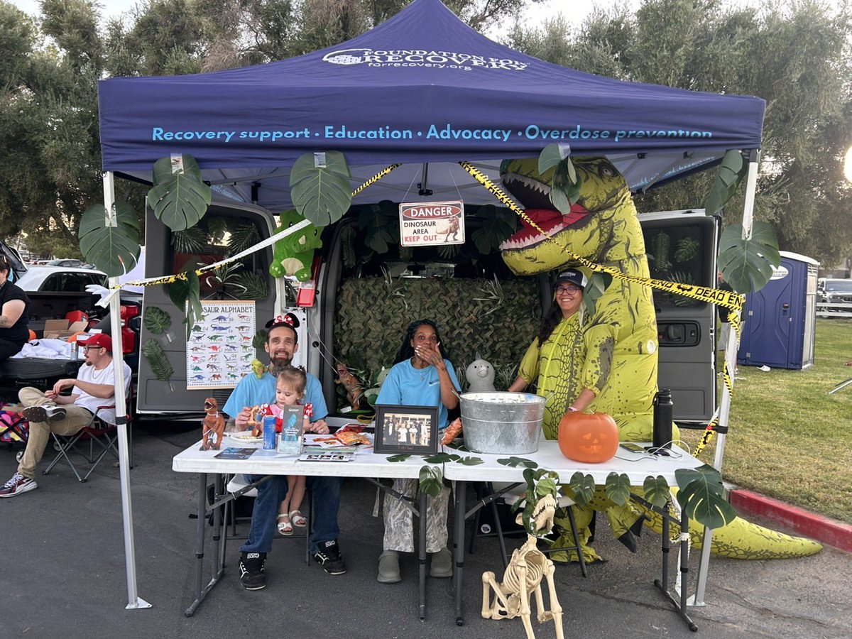 ForRecovery's tweet image. Wishing everyone a happy and safe Halloween! 🎃 🦖 🦕 🌱 we had a blast at the WestCare Nevada Trunk or Treat this week with our recovery fam. In the words of Ian Malcolm, “Life finds a way”

#trunkortreat #spookyseason #recoverycommunity #LasVegas #ForRecovery #soberoctober…