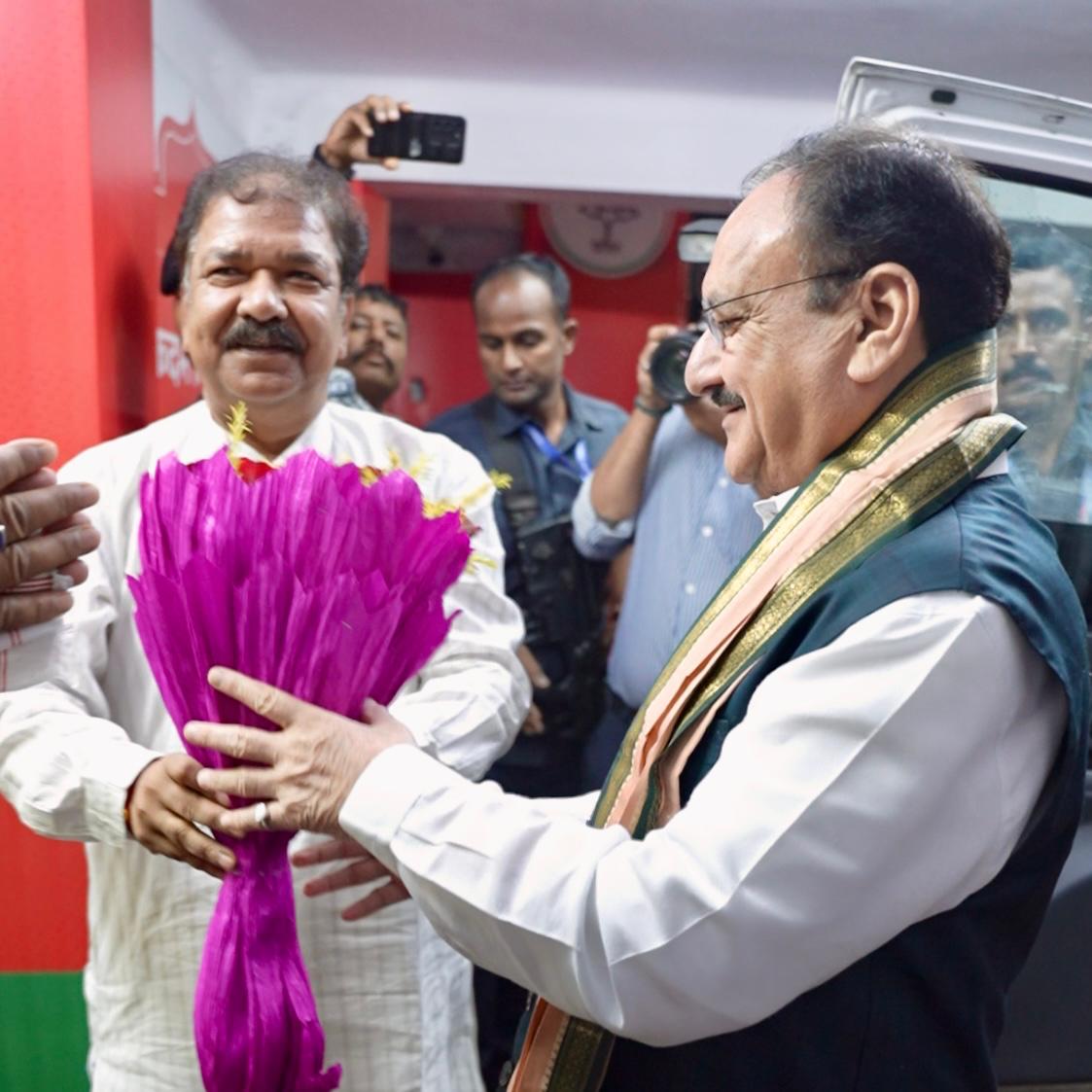 DilipJaiswalBJP's tweet image. स्वागत एवं अभिनंदन! 

भारतीय जनता पार्टी के माननीय राष्ट्रीय अध्यक्ष श्री @JPNadda जी के आज पटना भाजपा प्रदेश कार्यालय आगमन पर अंगवस्त्र एवं पुष्पगुच्छ देकर स्नेहिल स्वागत एवं अभिनन्दन किया।
आपका मार्गदर्शन एवं नेतृत्व हम सभी कार्यकर्ताओं के लिए प्रेरणास्रोत है। निश्चित रूप से…