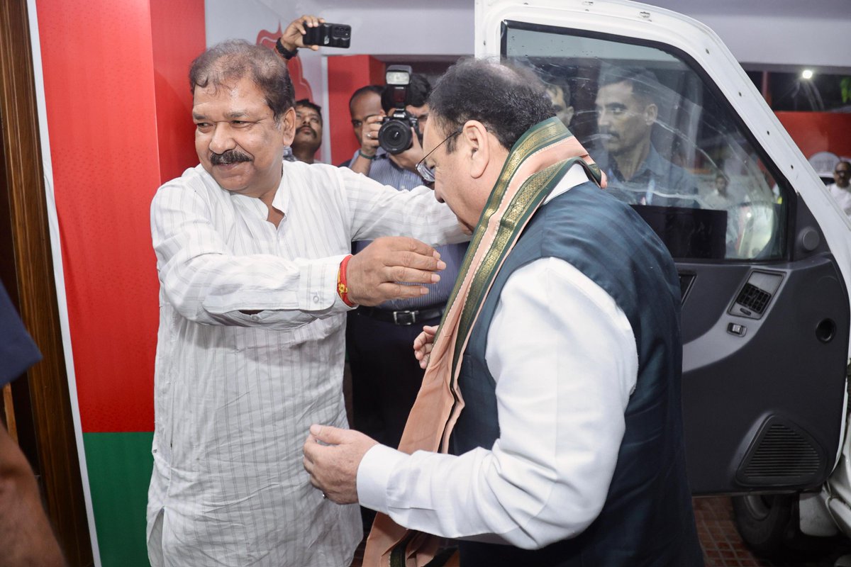 DilipJaiswalBJP's tweet image. स्वागत एवं अभिनंदन! 

भारतीय जनता पार्टी के माननीय राष्ट्रीय अध्यक्ष श्री @JPNadda जी के आज पटना भाजपा प्रदेश कार्यालय आगमन पर अंगवस्त्र एवं पुष्पगुच्छ देकर स्नेहिल स्वागत एवं अभिनन्दन किया।
आपका मार्गदर्शन एवं नेतृत्व हम सभी कार्यकर्ताओं के लिए प्रेरणास्रोत है। निश्चित रूप से…