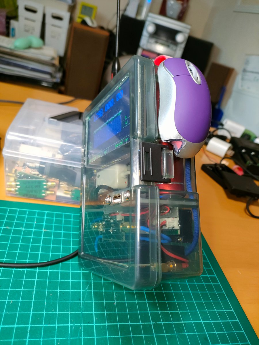 MASAFUKUI2's tweet image. #PlutoSDR #Transceiver の3号機の主な仕様
送信:1.2Gバンドオールモード +DATV(DVB-S)送信出力:0.5W
受信:70MHz～6GHz全帯域
21700リチウム電池で1時間運用可能、交換式
筐体は部品ケースB6サイズ
4.3inchディスプレイ
5.6GHz送信はアンプ入替式
#Hamradio #DIY #1200MHz #DVB #portsdown4 #Langstone