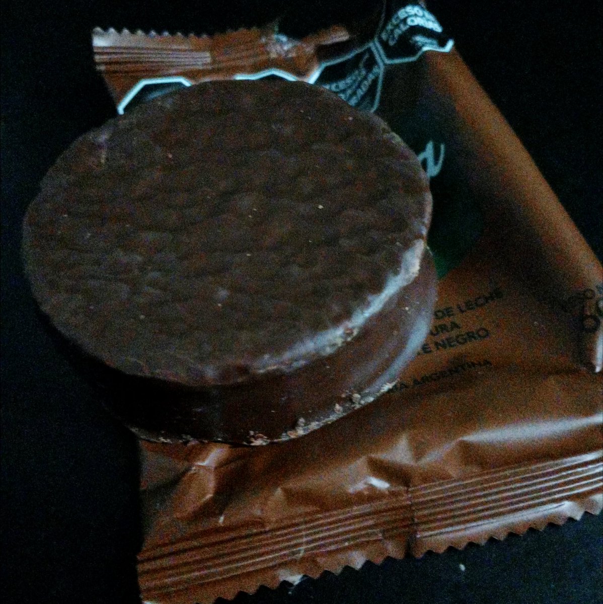 Bocana chocolate 

Me encanta el chocolate oscuro en un alfajor, lindo bañado, rico olor y aroma, las tapas estaban blandas, el relleno de DDL estaba bueno y acorde con las tapas, estuvo pesado pero no te empalaga, la verdad no estuvo mal solo que me lo clave y estaba vencido ☠️