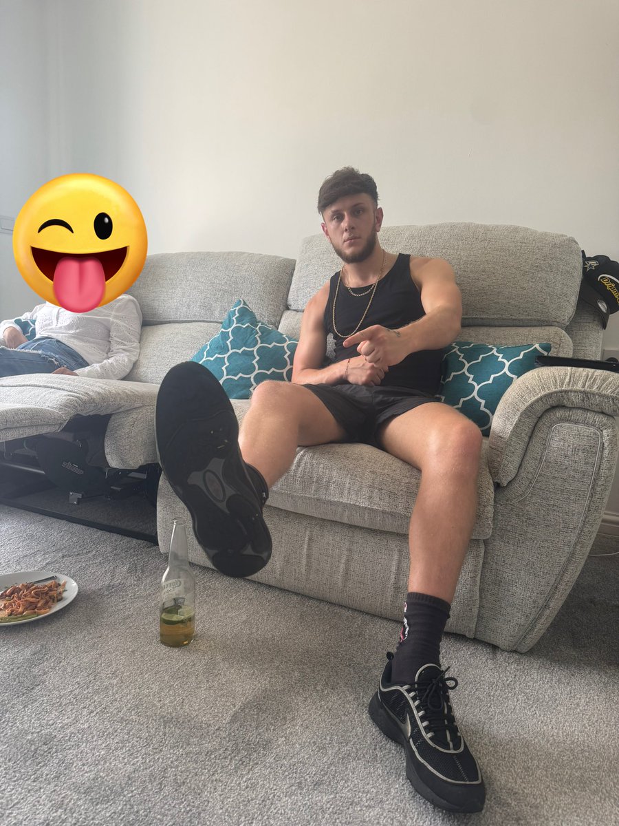 Enjoying a nice cold beer and some homemade seafood linguine I made, spending ur wages on my luxury lifestyle😎 relapse is gonna feel so good after submitting to this post. Your my bi*** now 😂🤑 #findom #cashmaster #paypig #cashmeet