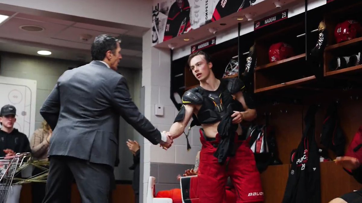 Phil Di Giuseppe Of The Carolina Hurricanes Waits For A Face-off - Foto 10