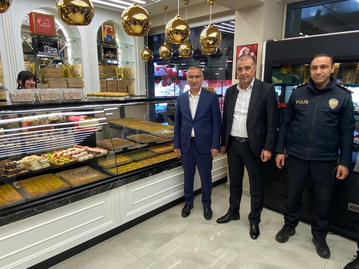 Kaymakamımız Üzeyir Aziz Özeren ve Emniyet Müdürümüz Eşref Güldemir ilçemizde hizmete başlayan Hacı İsmailoğlu işletmesinin açılışını birlikte gerçekleştirdiler. 
Hayırlı uğurlu olmasını dileriz.