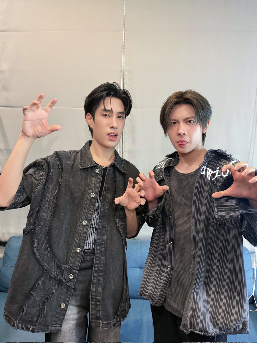 firstonefanclub's tweet photo. ฟวอ. ขอขอบคุณทาง @EazyVit 🙏

ที่ชวน “น้องเฟิร์สวัน” และ “พี่เติ้ล” มาร่วมไลฟ์ใน #EazyvitxTleFirstone  วันนี้นะคะ 
บรรยากาศเต็มไปด้วยความสนุกและเสียงหัวเราะตลอดทั้งไลฟ์เลย ดาราขายขำมาก  🎃🤣🤣

และที่สำคัญเลย ขอบคุณพี่ ๆ แม่ ๆ ติดฝนทุกท่านเลยที่มาร่วมชม Live ร่วมคอมเมนต์ และร่วมเล่นเทรนด์ไปด้วยกันนะคะ
ฮาโลวีนนี้อบอุ่นเพราะมีเติ้ลเฟิร์สวันอยู่ตรงนี้จริง ๆ 🥰 แล้วพบกันใหม่งานหน้าค้าบบ 🙇‍♀️🙇‍♀️

･͛♡･͛ @firstone_wnk #Firstone 🫶🏻🎤
εїз #TleFirstone #เติ้ลเฟิร์สวัน εїз
