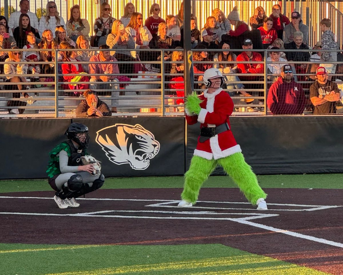 Had a great time at our annual Halloween game with Tuttle softball and Tuttle baseball!! My senior class dressed as trolls and I was Branch! 🎃🥎🧌

<a href="/DaynaCarter5/">Dayna Carter</a> <a href="/hannah_devault9/">Hannah DeVault</a> <a href="/JURoyalsSB/">Johnson University Softball</a>