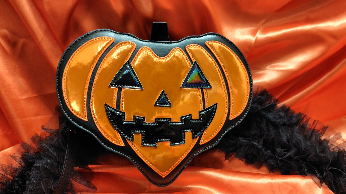 Oga_Witch's tweet image. 昨日はこの激かわショルダーでお出掛け🎃
お店のガラス越しに見掛けて買わずにはいられなかった…！
目の部分だけオーロラになってるのが凝ってて最高👀✨️
これ普通にハートだかわいい〜💕って思ってたけど見てる内に段々城之内君…?てなる
城之内パンプキン🎃
#PlushieDreadful #PDreadfulsDaily