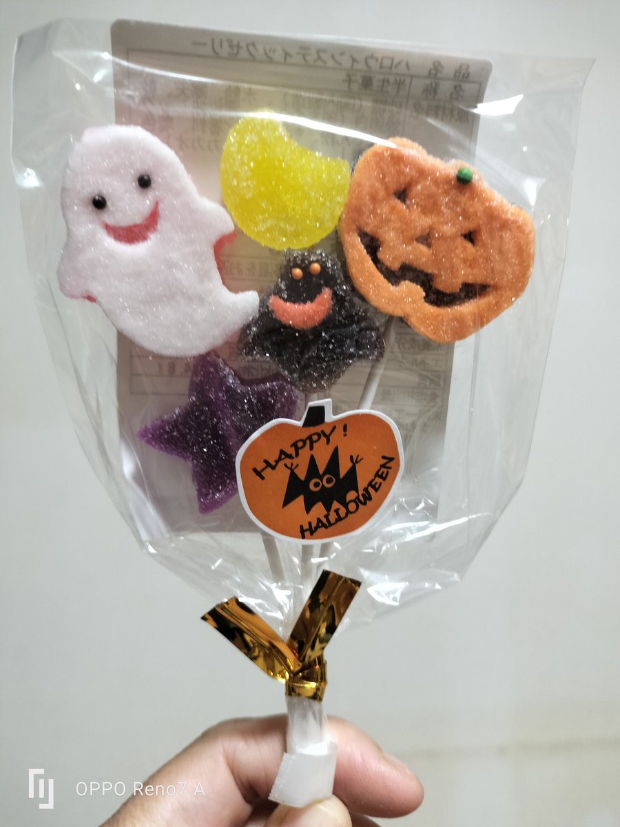 お隣のおじいさんが毎年ハロウィンになると子供にお菓子を持ってきてくれる。
優しい世界。

でも2回目のチャイムが鳴ったときちょっと戦慄が走った、、

うん、私もよくシャンプーしたかどうか忘れるし気にしないよ！

Happy halloween🎃