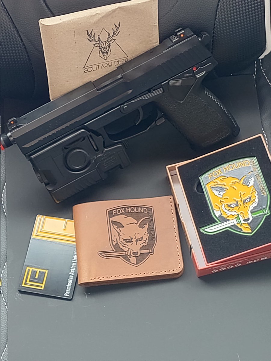 HOUND012's tweet image. 🇺🇸から例のモノ（財布）が届きました！
種銭を入れて育て中です
富士川先生（メリル、オルガ役の寺瀬さん）
@misafujikawa 
のおすすめの日まで神棚で寝かせておきます！
ちゃんと黄色のポチ袋に黄色と藤色の折紙、ヒマラヤ岩塩を小分け袋にいれてあります！
#メタルギア
#FOXHOUND