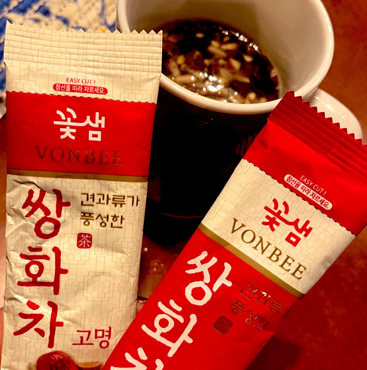 ya_yado____'s tweet photo. 風邪っぽいって韓国人の同僚に言ったらこのセットくれて、めち���くちゃ漢方の匂いだな、でも嫌いな味じゃないなとか思いながら飲んだら、午後には体調良くなってた。
本当に効果があるのか、私が染まりやすいのか。 https://t.co/fdNYfrkRJZ