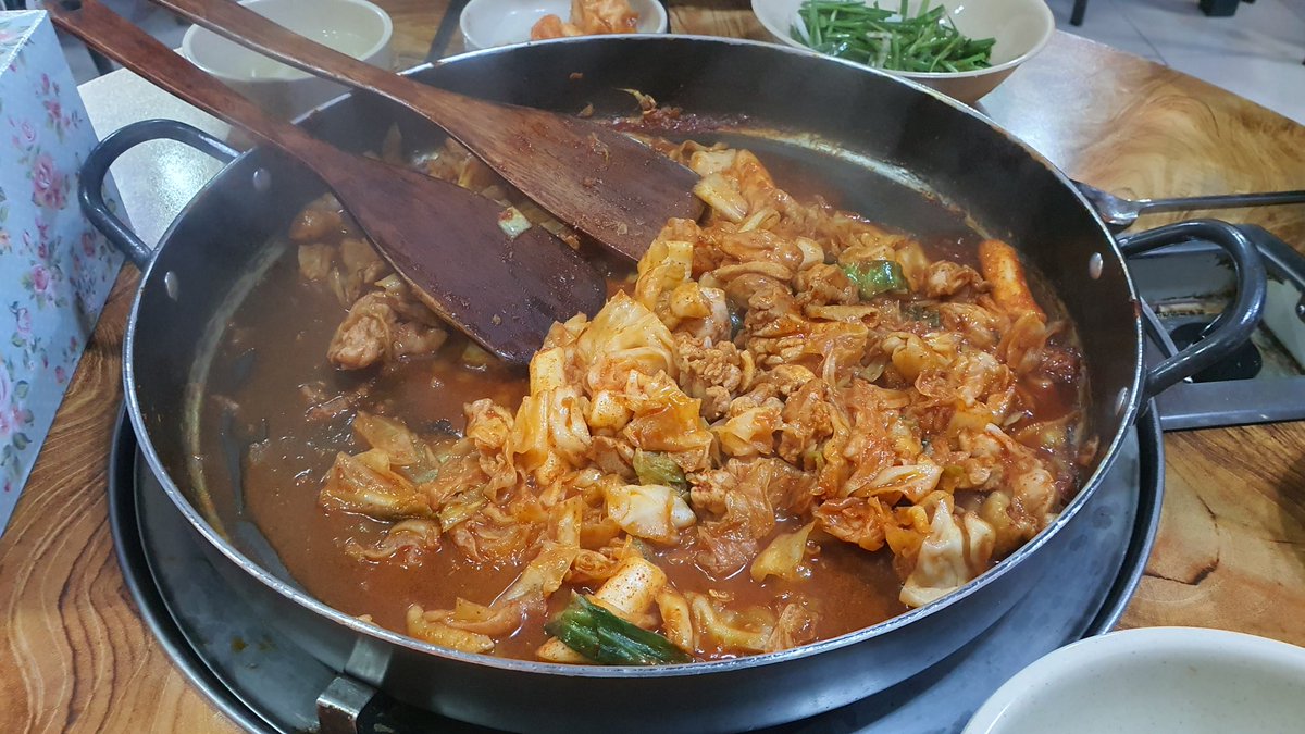 예로부터 우리 조상님들은 빨간색을 귀신쫓는 색으로 쓰시고 닭을 귀신쫓는 동물로 기르셨습니다.
그렇기 때문에 한국의 전통 명절인 '할로인'에는 나쁜 귀신을 쫓는것을 기원하면서 닭갈비를 드셨습니다.
우리 옛조상님들의 지혜에 감탄하며, 오늘 야식으로 닭갈비는 어떠실까요?

겠냐에요