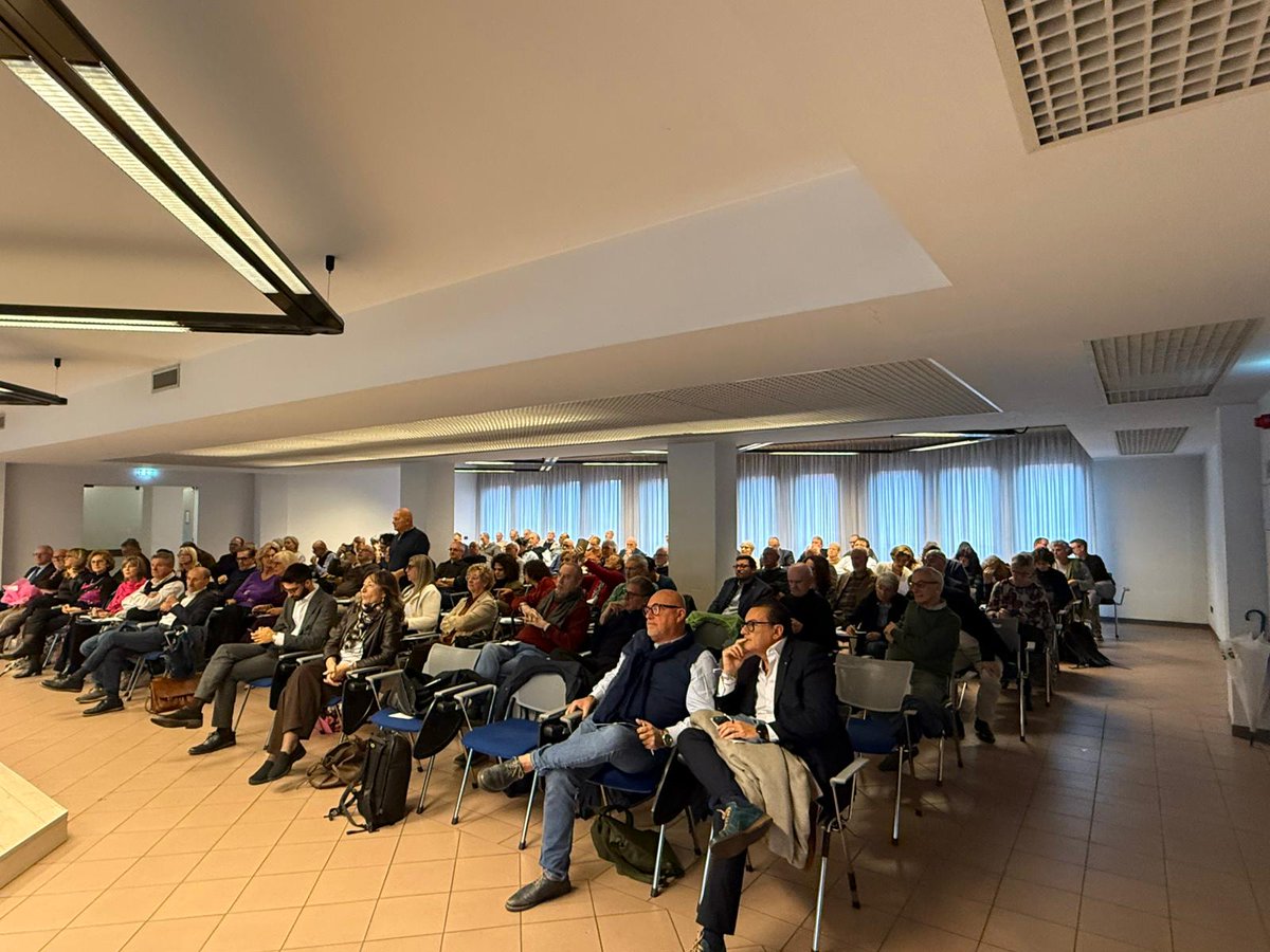 fai_cisl's tweet photo. Il Segretario Generale @OnofrioRota ha partecipato questa mattina a Seveso, all'incontro organizzato dall'Fnp Lombardia "Il lavoro è cambiato - diritti, tutele e nuove sfide per i pensionati" con Sergio Marcelli Segretario generale Fnp Lombardia, Enzo Mesagna Segretario Cisl Lombardia, Mirko Dolzadelli Segretario Generale Fim Cisl Lombardia  e Simone Alloni, Segretario Filca Cisl Lombardia.

Rota ha ricordato le analisi Inapp, secondo le quali entro il 2060 la platea occupazionale cambierà radicalmente: la popolazione in età da lavoro (20-64 anni) si ridurrà del 34%, con inevitabili conseguenze su crescita economica, welfare e sostenibilità della spesa pubblica.

"In particolare per l’agroalimentare mancano le politiche attive, specialmente in agricoltura solo il 2% dei lavoratori passa per i centri per l'impiego e dunque andrebbe valorizzata il ruolo la bilateralità, in particolare nel mismatching tra domanda e offerta di lavoro. Un altro tema importante è qurello del ricambio generazionale, con una attenzione particolare: è meglio parlare di "coesistenza tra generazioni", perché in tante aziende c'è urgenza di giovani ma poi bisogna saper valorizzare la coesistenza sul lavoro, anche per implementare le competenze tra lavoratori esperti e nuove generazioni di lavoratori".
