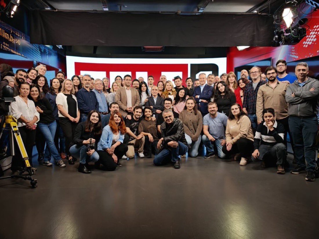 Yazacak çok şey var ama biz yıllardır verdiğimiz mücadeleyi, direnişimizi bir fotoğrafa sığdırıyoruz.
Emeklinin, çocukların, kadınların, haksızlığa uğrayanların, geçim kıskacında yok olanların sesini ve hak, hukuk, adalet için yankılanan çığlıkları taşıdığımız stüdyodumuzdan son