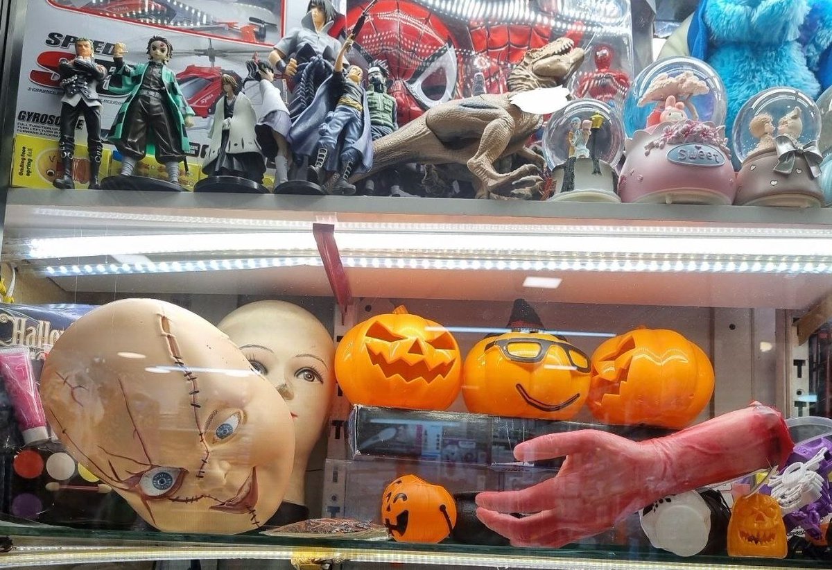 nazdikesobh's tweet image. اگه کوروش بزرگ امروز بین ما بود؛ آیا جشن #هالووین میگرفت؟ آیا مراسم کریسمس برگزار میکرد؟ آیا چیزی به نام ولنتاین در تقویم او بود؟
راستی هزینه این جشنها و مراسمات غربی که هیچ ربطی به فرهنگ، تاریخ و تمدن ما ندارن سالانه چقدر میشه؟ چند خانواده مستضعف رو با این پولها میشه نجات داد؟