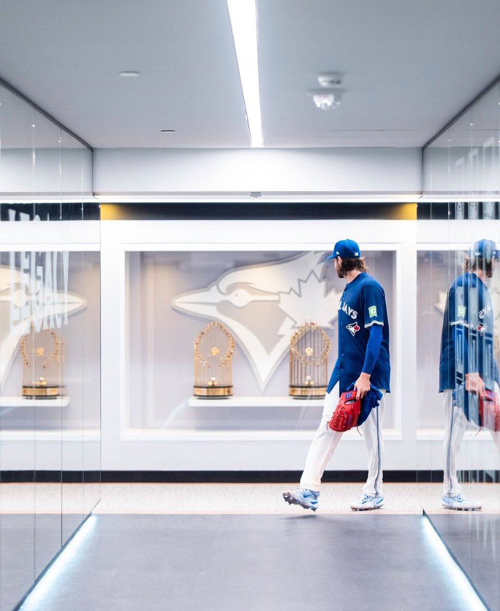 JustBB_Media's tweet image. Tonight, Kevin Gausman has a chance to make this one of the most iconic photos in Toronto Blue Jays history 🇨🇦