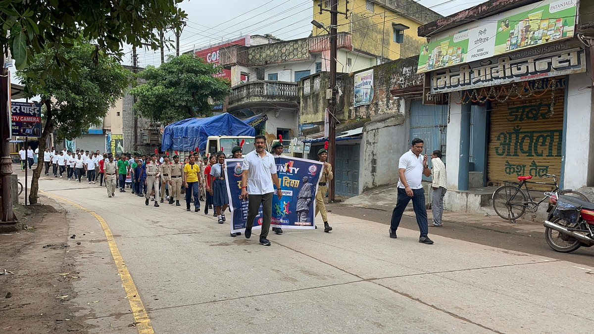 📢 राष्ट्रीय एकता दिवस पर मुंगेली पुलिस द्वारा 'रन फॉर यूनिटी'! 🏃‍♂️🇮🇳
लौह पुरुष सरदार वल्लभ भाई पटेल जी की जयंती के उपलक्ष्य में, सिटी कोतवाली, मुंगेली में पुलिस, NCC कैडेट्स और स्कूली छात्र-छात्राओं ने एकता की दौड़ में हिस्सा लिया।
<a href="/EktaDiwasBharat/">Ekta Diwas Bharat</a>