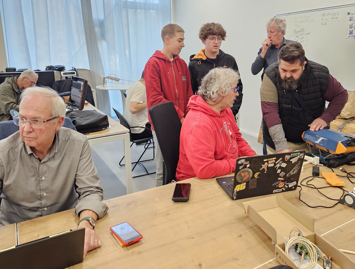 framboise314's tweet image. 💡Belle ambiance hier au #FablabUTOPI de @villeducreusot !
Entre bidouille, 3D, électronique, drones, vélo vintage façon Harley &amp;amp; @Raspberry_Pi Pico, les idées ont fusé 🤩
Un vrai moment de partage et d’innovation intergénérationnelle 🔧⚙️
#Fablab #UTOPI #Makers #TechForGood