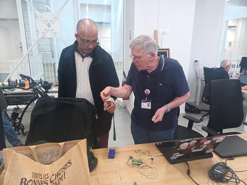 framboise314's tweet image. 💡Belle ambiance hier au #FablabUTOPI de @villeducreusot !
Entre bidouille, 3D, électronique, drones, vélo vintage façon Harley &amp;amp; @Raspberry_Pi Pico, les idées ont fusé 🤩
Un vrai moment de partage et d’innovation intergénérationnelle 🔧⚙️
#Fablab #UTOPI #Makers #TechForGood