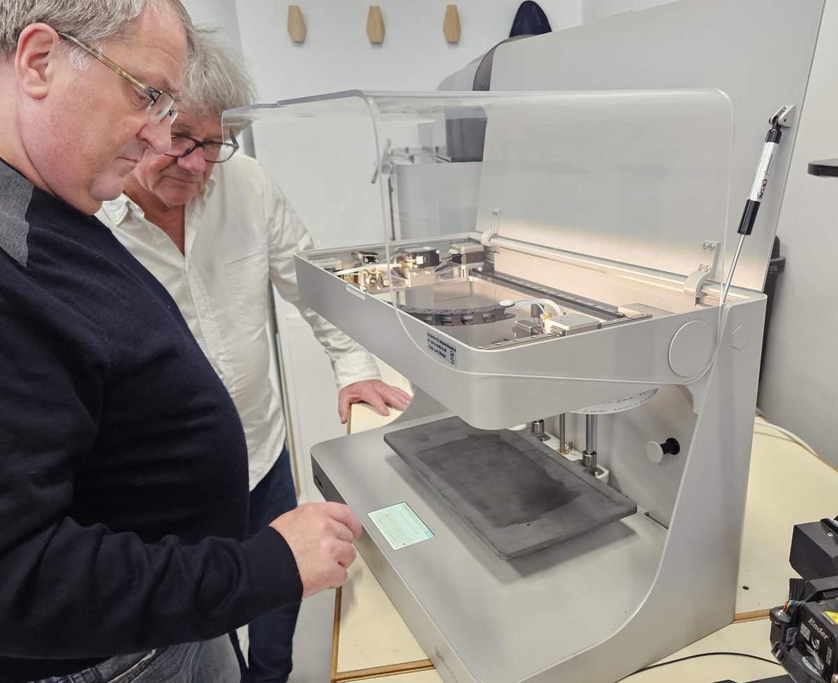 framboise314's tweet image. 💡Belle ambiance hier au #FablabUTOPI de @villeducreusot !
Entre bidouille, 3D, électronique, drones, vélo vintage façon Harley &amp;amp; @Raspberry_Pi Pico, les idées ont fusé 🤩
Un vrai moment de partage et d’innovation intergénérationnelle 🔧⚙️
#Fablab #UTOPI #Makers #TechForGood