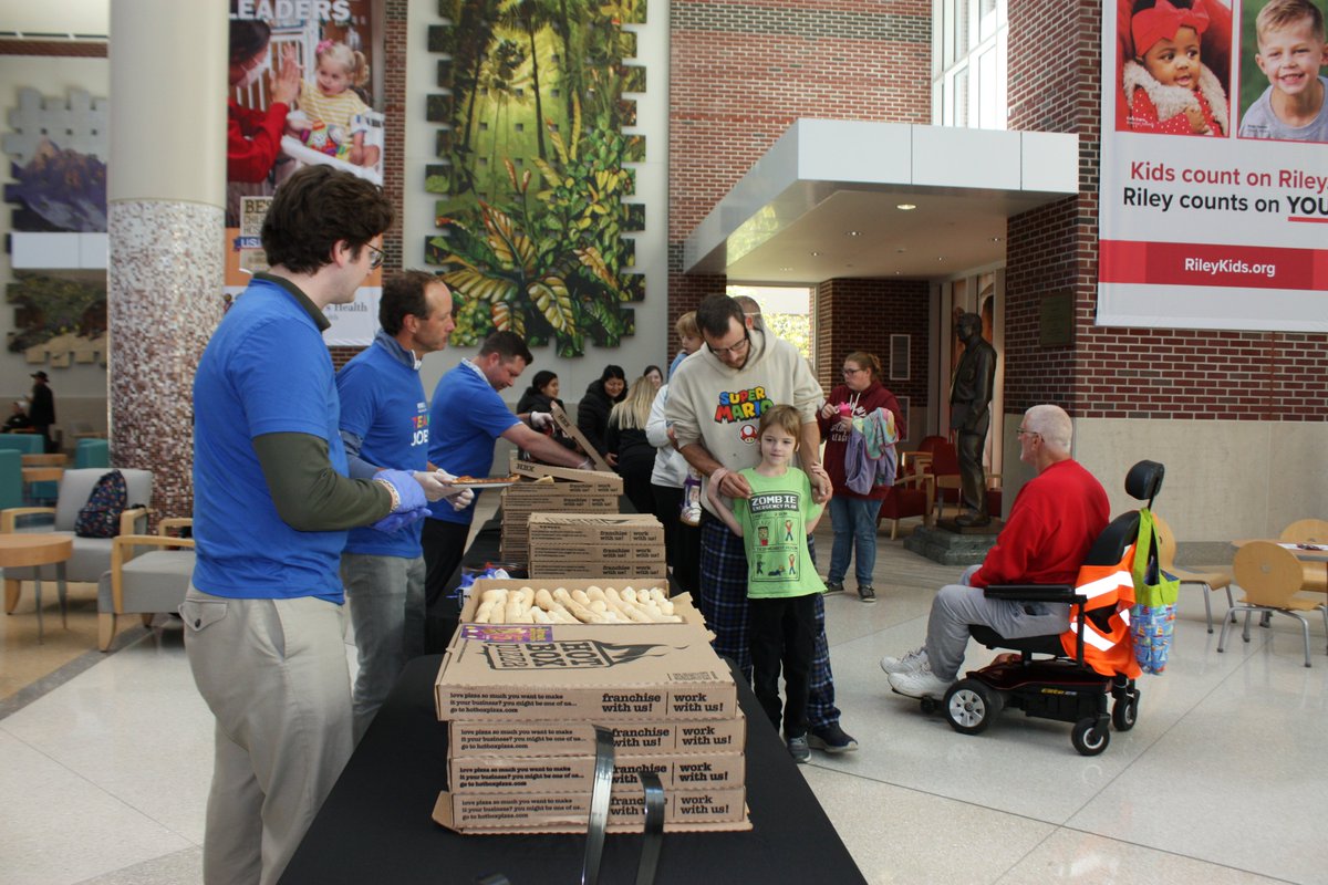 HeroesFndtn's tweet image. Thank you @INHeritageGroup for joining the @HeroesFndtn #TeamJOEY Program to deliver Halloween fun at @RileyChildrens! 
#PIFF #PayItForwardFriday #beatcancer #UnitingINAgainstCancer #TeamJOEY #pediatriccancer #HappyHalloween #Halloween2025