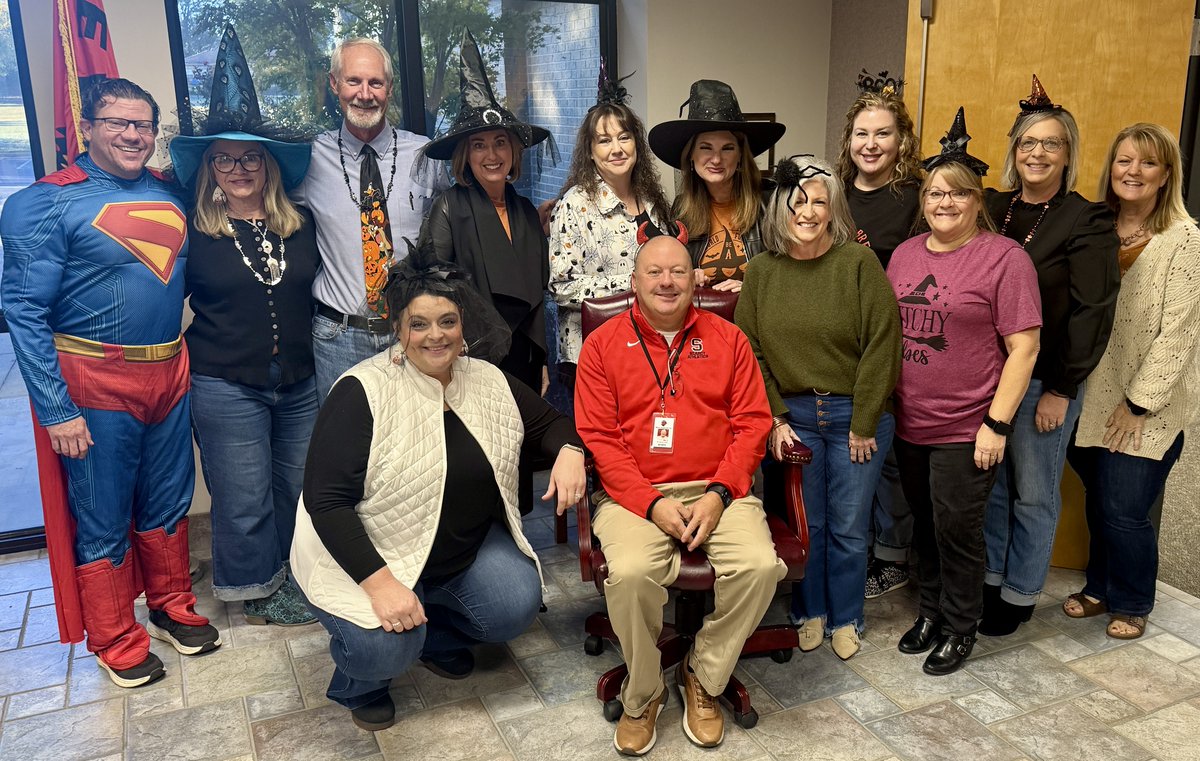 👻🎃It's a Spooky Good Time at 801 North Elm Street today! The district administration office celebrated our October birthdays today with festive fun! 🧡🖤