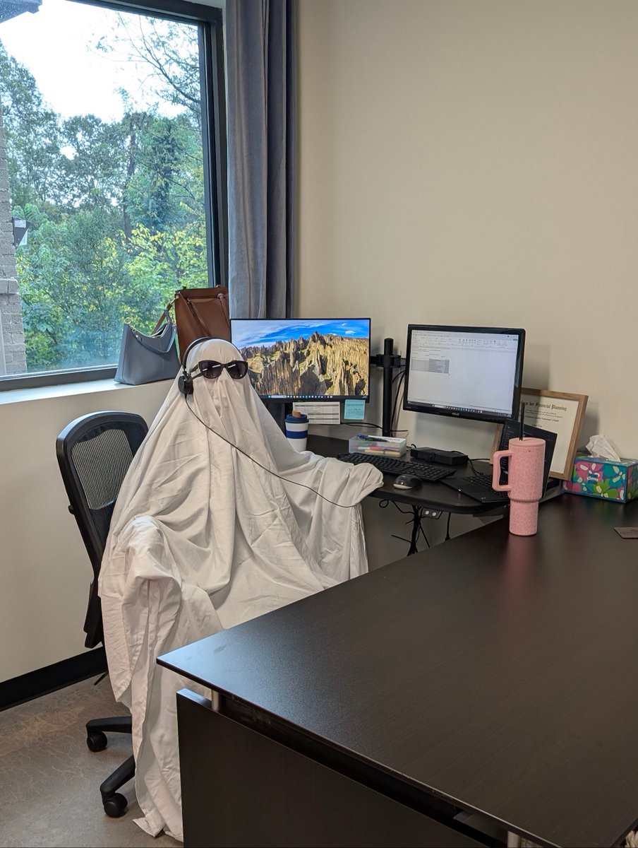 GlobalViewSC's tweet image. No, you're not seeing a ghost. Well... actually, you are.

The Global View team is serving all kinds of spooky, silly, and spicy looks today. We're here to remind you that financial planning doesn't have to be scary.

We hope everyone has a fun and safe Halloween!