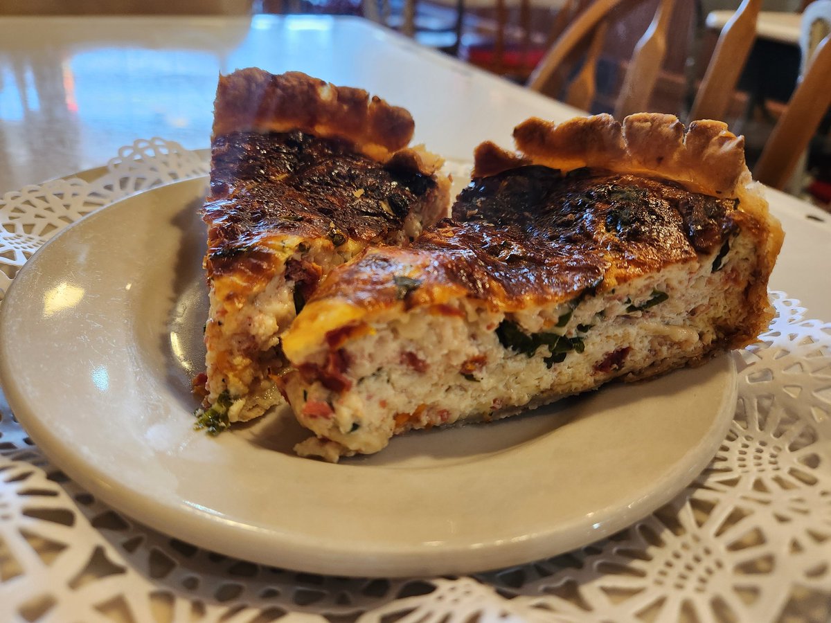 FallenForTrash's tweet image. Trick or quiche!! Have a spooky Halloween!! 👻😋